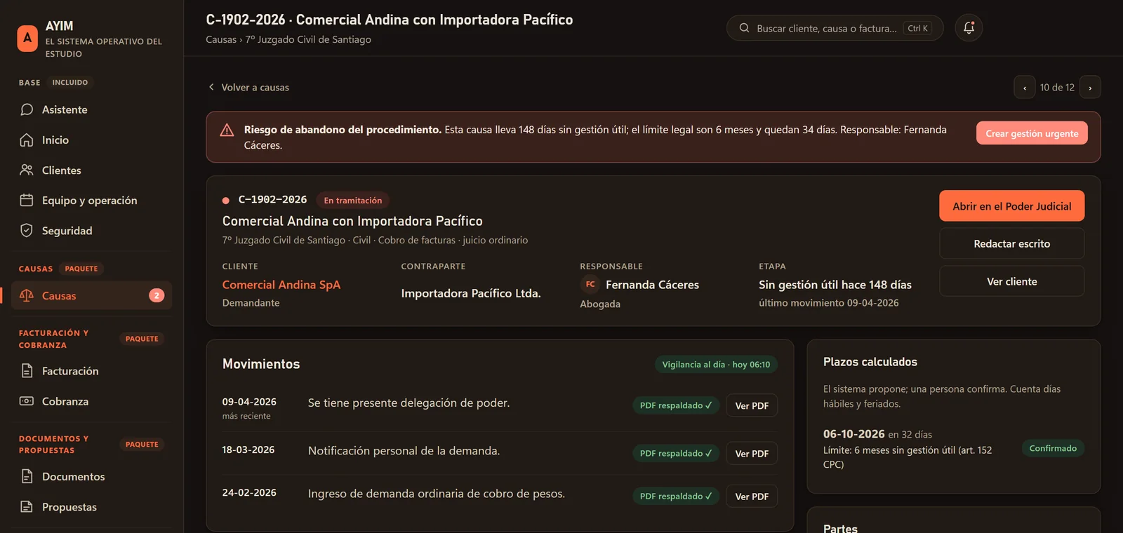 Ficha de una causa con alerta de riesgo de abandono, movimientos con su PDF respaldado y plazo calculado.